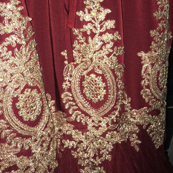 Elegant burgundy strapless prom dress. - Picture 4 of 8